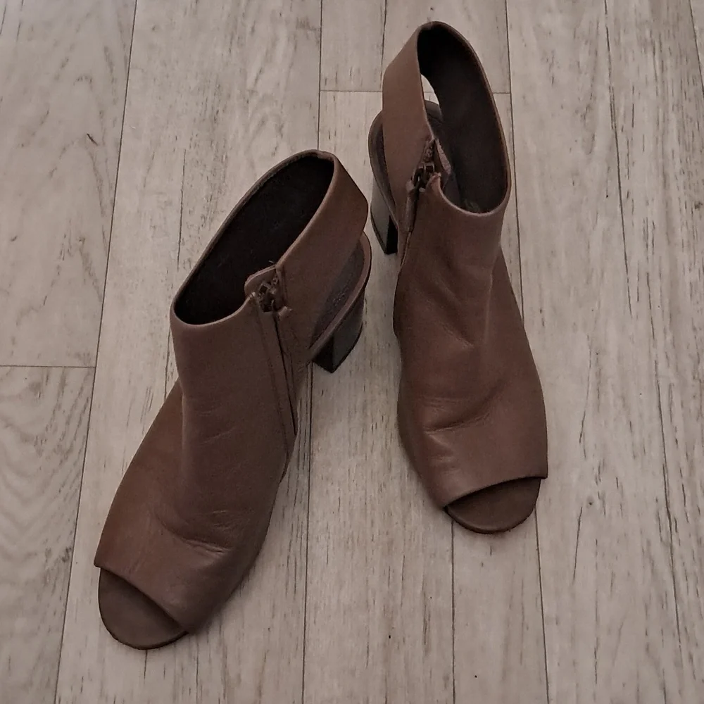 Tory Burch Slingback Saddle Leather Block Heal Mule Sandle Mushroom Size 8.5